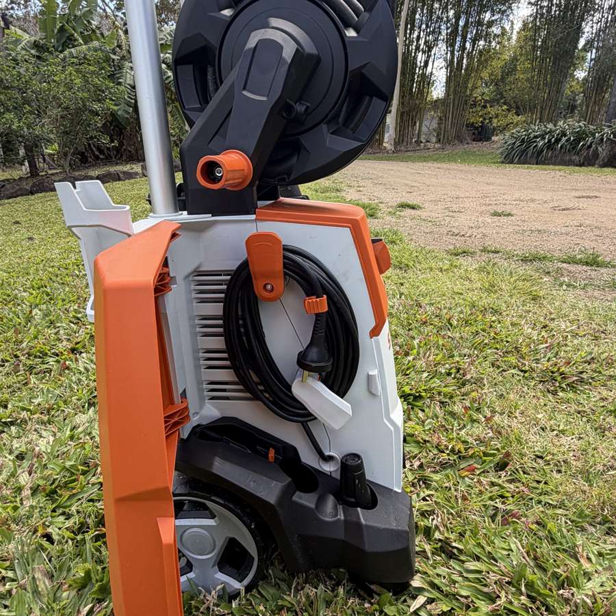 STIHL RE 120 PLUS hose reel and cord storage detail
